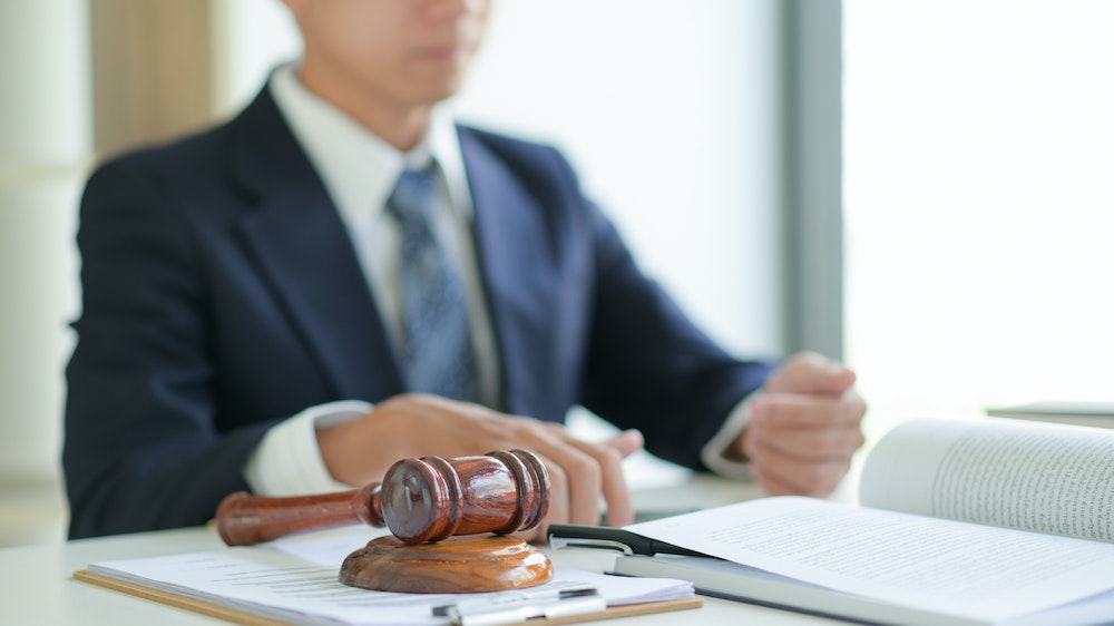 L'effet du redressement judiciaire sur les contrats d'assurance : enjeux et impacts pour les parties concernées