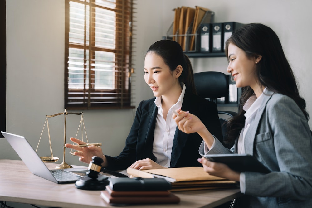 Naviguer dans le dédale juridique : Comprendre et gérer les conflits d'intérêts