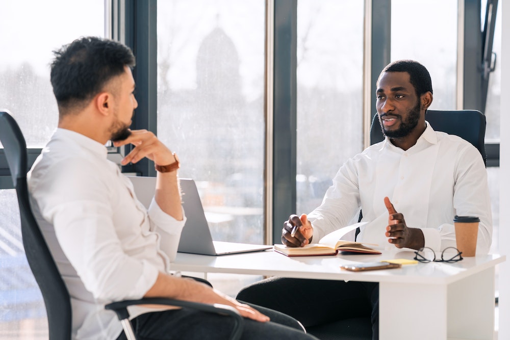 Naviguer à travers les Implications Juridiques des Contrats de Travail: Une Perspective d'Avocat