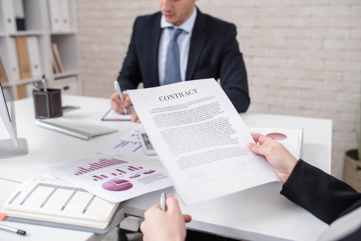 Le Dol en Droit des Contrats : Analyse et Conséquences Juridiques