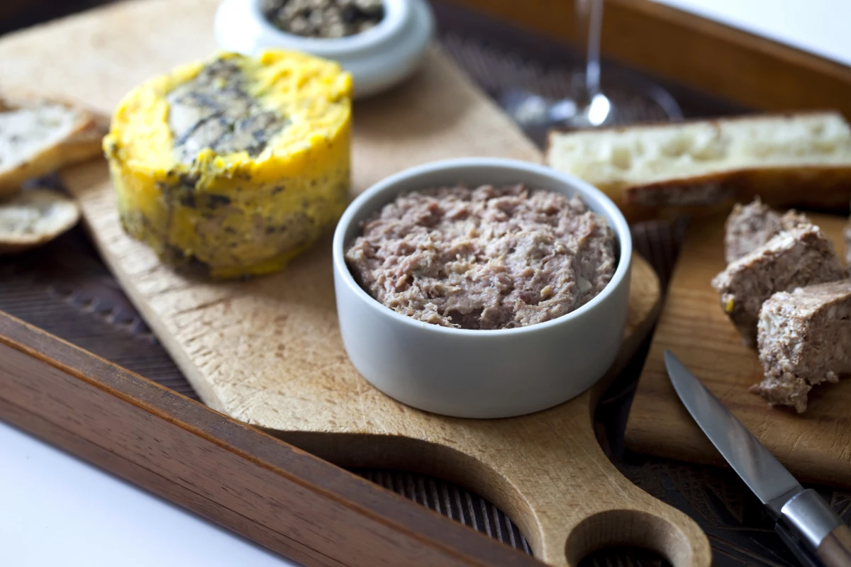 La Controverse du Gavage : Enjeux Juridiques et Éthiques du Foie Gras